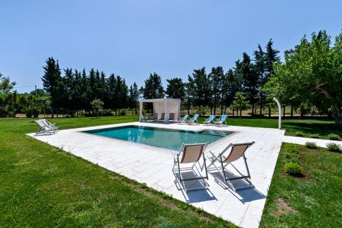 博尔加涅Olive Garden House的一个带四把椅子的游泳池和一个泳池景