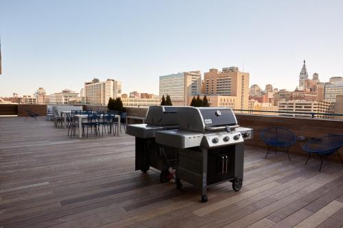 费城Sonder at Sixteen Hundred的屋顶上的烧烤,享有城市美景