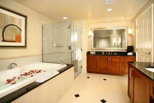 拉斯维加斯签名豪华套房国际酒店的带浴缸、淋浴和盥洗盆的浴室