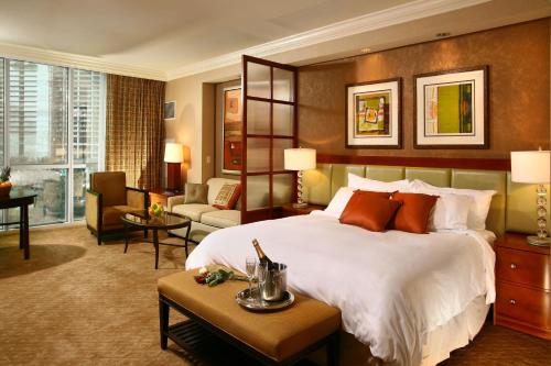 拉斯维加斯签名豪华套房国际酒店的一间带大床的卧室和一间客厅