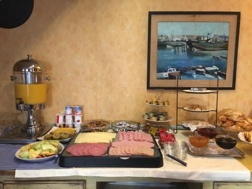 布兰肯贝赫克拉里奇酒店的自助餐,包括肉类和其他食物在餐桌上