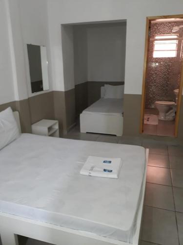 库里提巴Hotel Aruba的小房间设有床和镜子