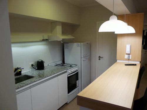 布兰卡港2 Confortable departamento con cochera para 2 a 4 pax的厨房配有水槽和炉灶 顶部烤箱