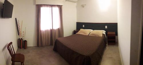 巴拉那普罗文西奥酒店的一间卧室设有一张床和一个大窗户