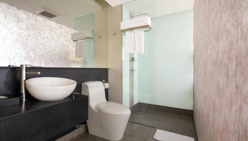 梳邦再也苏邦帝国酒店的浴室配有白色卫生间和盥洗盆。
