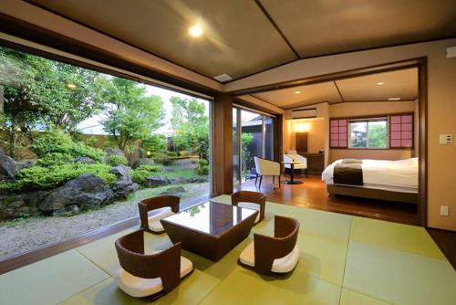 由布市Okuyado Buaiso的一间卧室设有一张床和一间客厅。