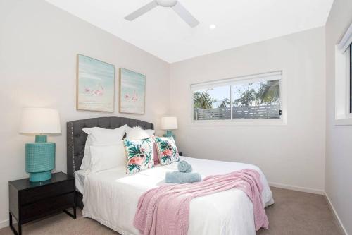 布里斯班Park Avenue Townhouse Retreat Brisbane Sleeps 10的白色的卧室设有床和窗户