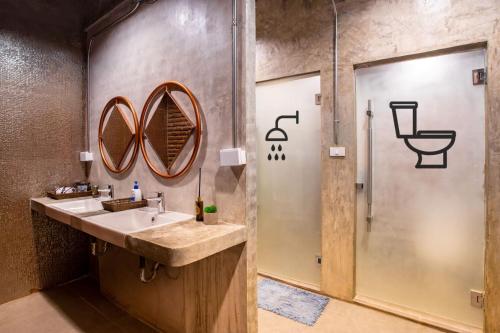 芭堤雅市中心Kaen Hostel的一间带水槽和淋浴的浴室