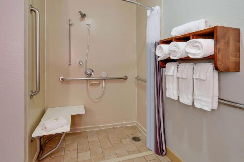 达拉斯达拉斯爱之田拉金塔旅馆及套房的带淋浴和毛巾的小浴室