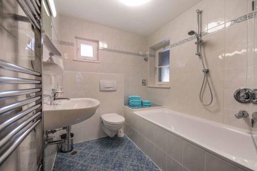 富尔普梅斯Ansitz Hofer的带浴缸、盥洗盆和卫生间的浴室