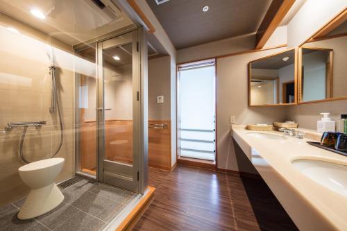 松本美ヶ原温泉 翔峰的带淋浴、卫生间和盥洗盆的浴室