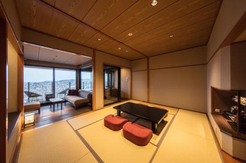 松本美ヶ原温泉 翔峰的带沙发和电视的客厅