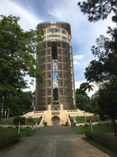 嘉义市永兴大旅社的一座建筑的顶部有一座大塔