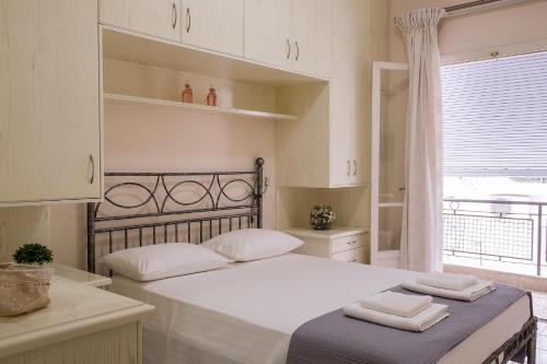 科孚镇Beautiful Corfu City Apartment的一间卧室配有一张大床和毛巾
