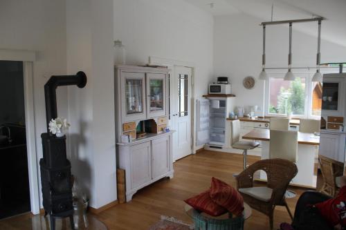 富伦多夫Haus Boddensonne的厨房配有桌子和炉灶。