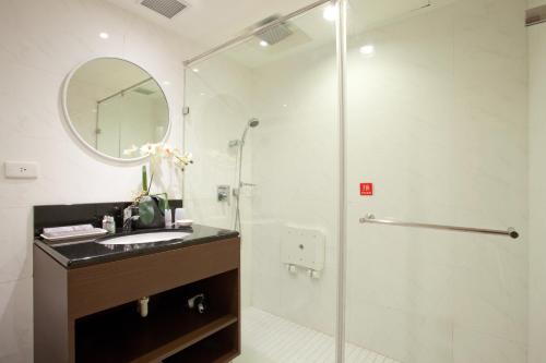 台北太豪大饭店的带淋浴、盥洗盆和镜子的浴室