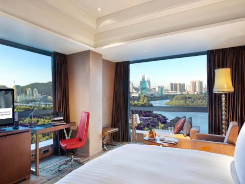 厦门厦门宝龙铂尔曼大酒店（筼筜湖畔&白鹭洲公园）的酒店客房设有一张床和一个大窗户
