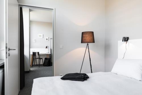汉堡HUB Apartments的配有一张带镜子和灯的床的房间