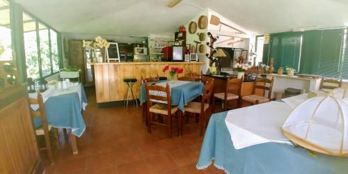 罗萨诺La Piana degli Ulivi的一间厨房和带两张桌子及椅子的用餐室
