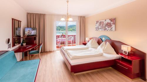 圣卡尼兹兰花斯特兰酒店的一间卧室配有一张床和一张书桌,另一间卧室配有一张桌子。