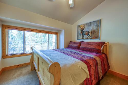 奥林匹克谷Tavern的一间卧室配有一张木床和窗户