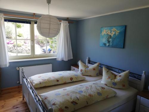 塞多夫西多夫艾尔特斯彻韦德酒店的一间卧室设有两张床和窗户。