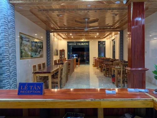 峰牙Starlet Hotel Phong Nha的用餐室配有木桌和椅子