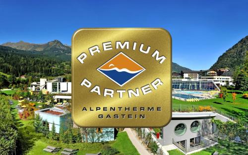 巴特霍夫加施泰因Hotel Germania Gastein - ganzjährig inklusive Alpentherme Gastein & Sommersaison inklusive Gasteiner Bergbahnen的度假村的代金牌入口标志