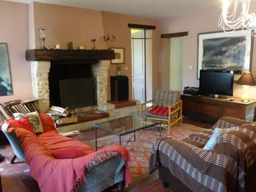 Crouay莱斯隆德游恩贝辛度假屋的客厅设有两张沙发和一个壁炉