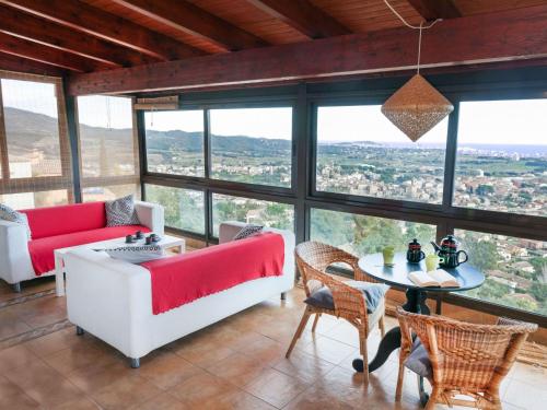 卡隆赫Holiday Home Mas Ambros by Interhome的客厅配有沙发、椅子和桌子