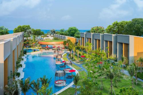 七岩华欣安凡尼臻选度假酒店的享有带游泳池的度假村的空中景致