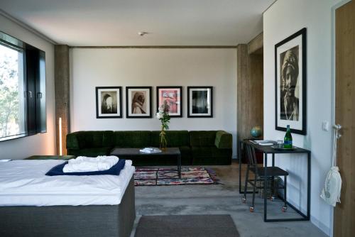 曼海姆斯派克7酒店的客厅配有床和沙发
