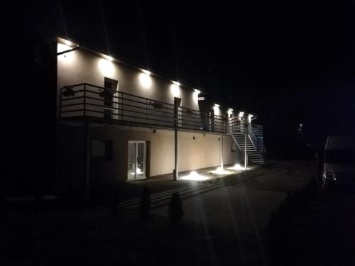 KamienicaArarauna的一座建筑,晚上有灯
