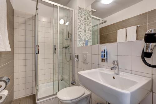 汉堡翰堡城中心梅尼奈格酒店的一间带水槽、淋浴和卫生间的浴室