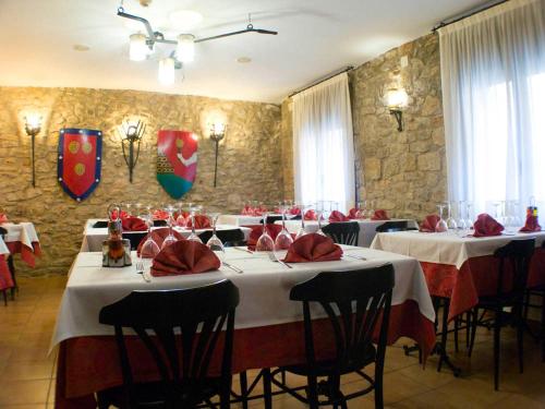 勃朗峰Fonda Bohemia Riuot的用餐室,配有红色餐巾和桌子