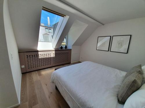 苏黎世Le Bijou Bahnhofstrasse / Paradeplatz的一间卧室设有一张床和一个大窗户