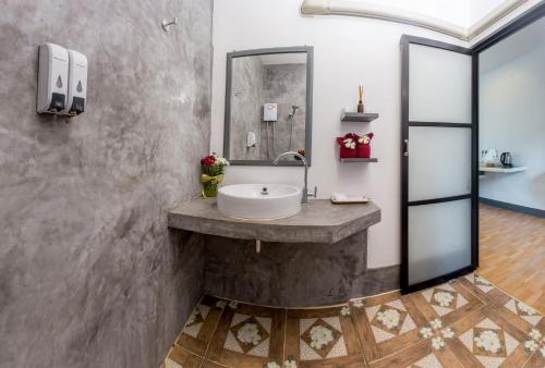涛岛涛岛欧佐酒店的一间带水槽和镜子的浴室
