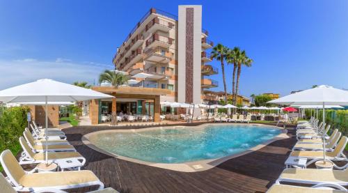 阿尔巴·阿德里亚蒂卡Almaluna Hotel & Resort的酒店前方的游泳池配有椅子和遮阳伞