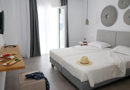 纳克索乔拉Casabella的一间卧室,配有一张床,上面有帽子
