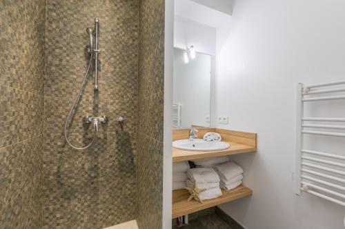 阿格德角塔拉卡普公寓式酒店的带淋浴和盥洗盆的浴室