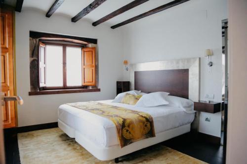 LloredaJardín Botánico的一间卧室设有一张大床和一个窗户。