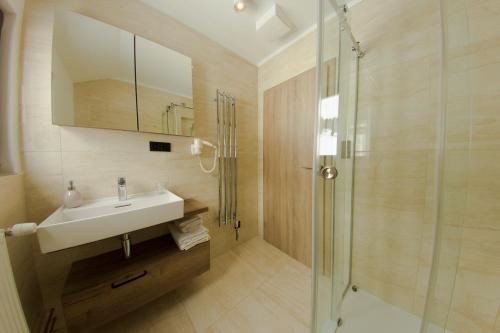 什平德莱鲁夫姆林普拉哈酒店的一间带水槽和淋浴的浴室