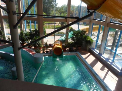 柴尔凯瑟勒Apartman Garden的一座带水滑梯的室内游泳池