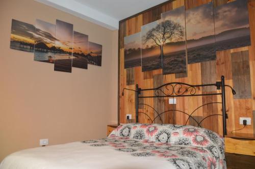 戈梅拉岛圣塞瓦斯蒂安Calle Real的一间卧室配有一张木墙床