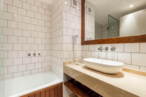 布宜诺斯艾利斯PALERMO EVOQUE Thames的浴室配有白色水槽、浴缸和水槽。