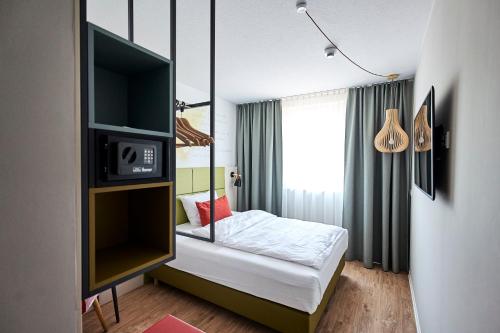 菲尔恩海姆Best Western Hotel Viernheim Mannheim的一间带床和电视的小卧室