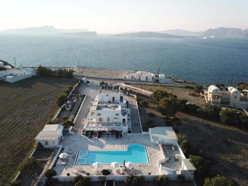阿克罗蒂里The Fisherman's House Santorini的享有带游泳池的别墅的空中景致