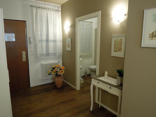 维琴察Residenza Ofelia的一间带卫生间和花瓶的浴室