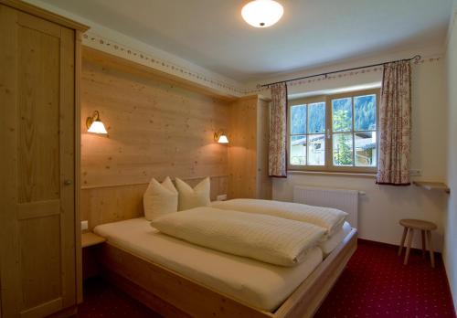 施图拜河谷新施蒂夫特韦德斯瓦瑟尔公寓的一间卧室配有一张木墙床