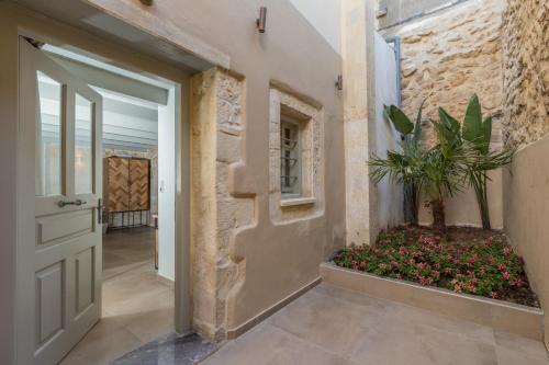 罗希姆诺Casa Vitae Villas的门和植物的走廊